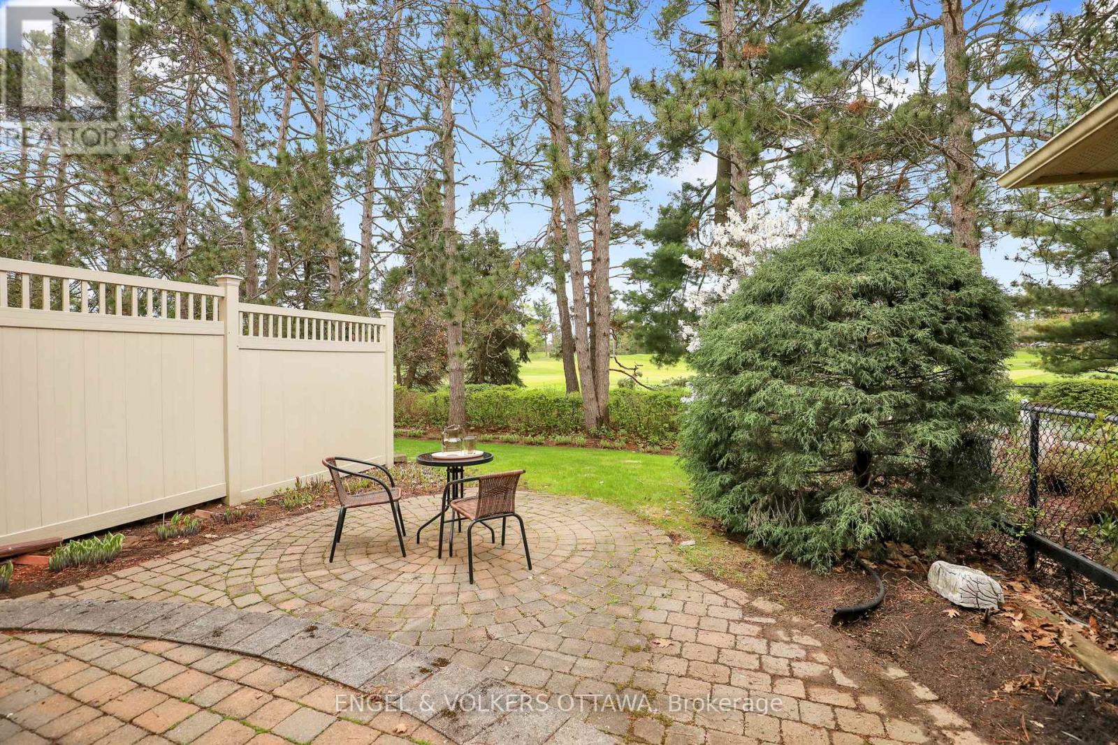 34 CHATSWORTH CRESCENT - 45