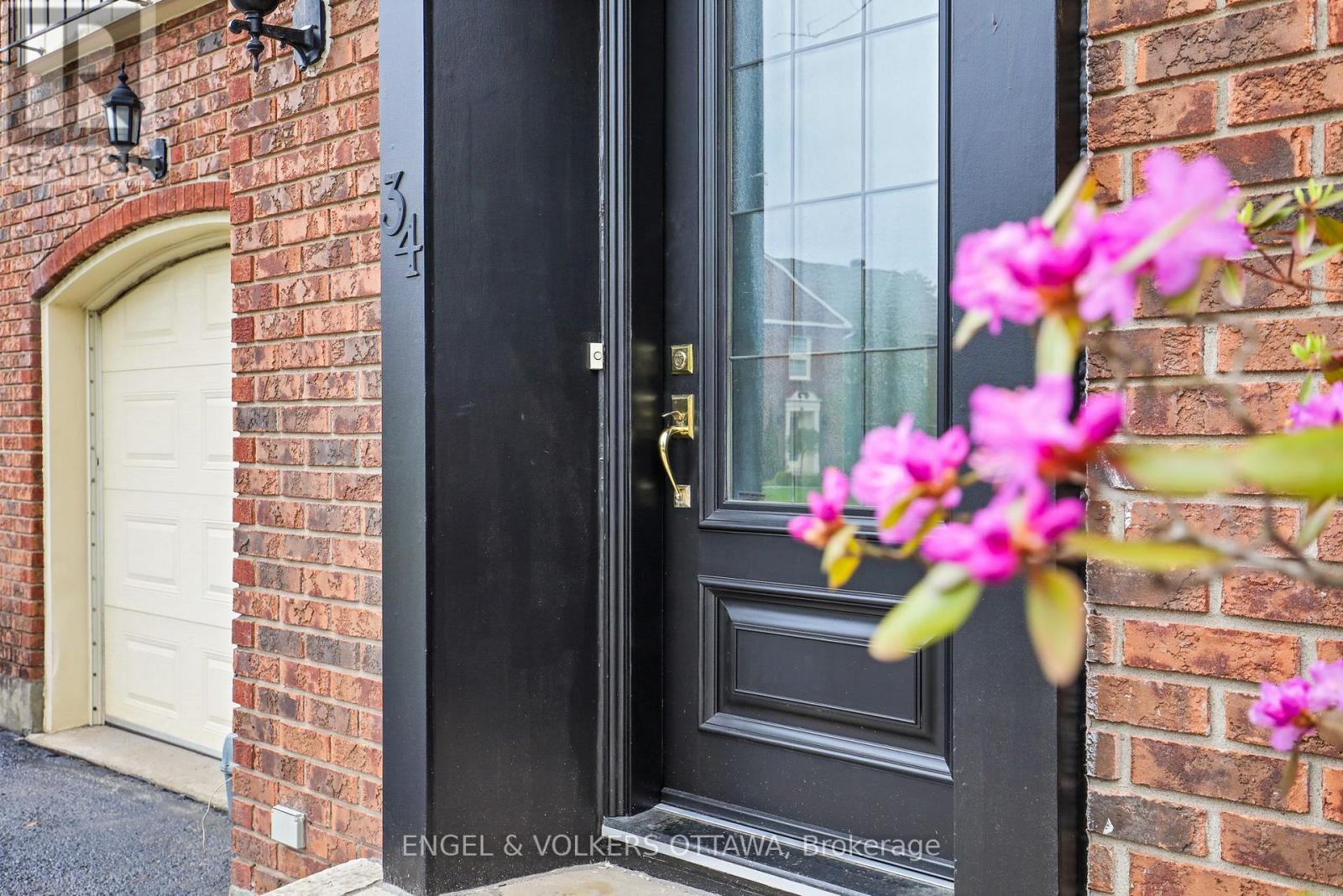 34 CHATSWORTH CRESCENT - 5