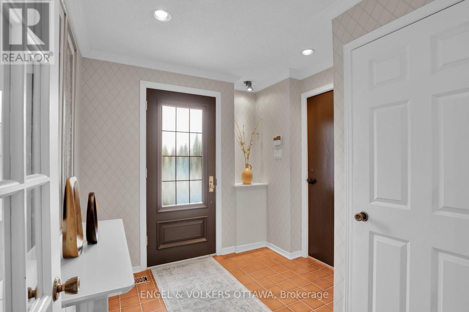 34 CHATSWORTH CRESCENT - 7