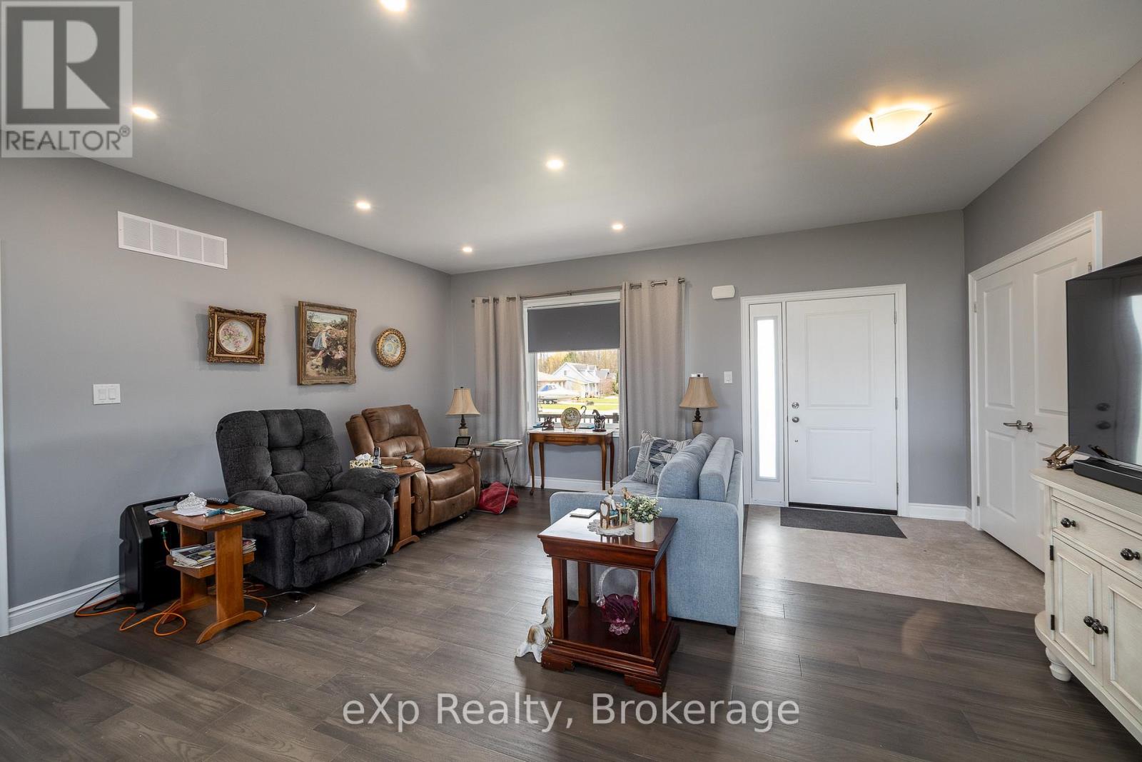 43 COUNTRY CRESCENT - 4