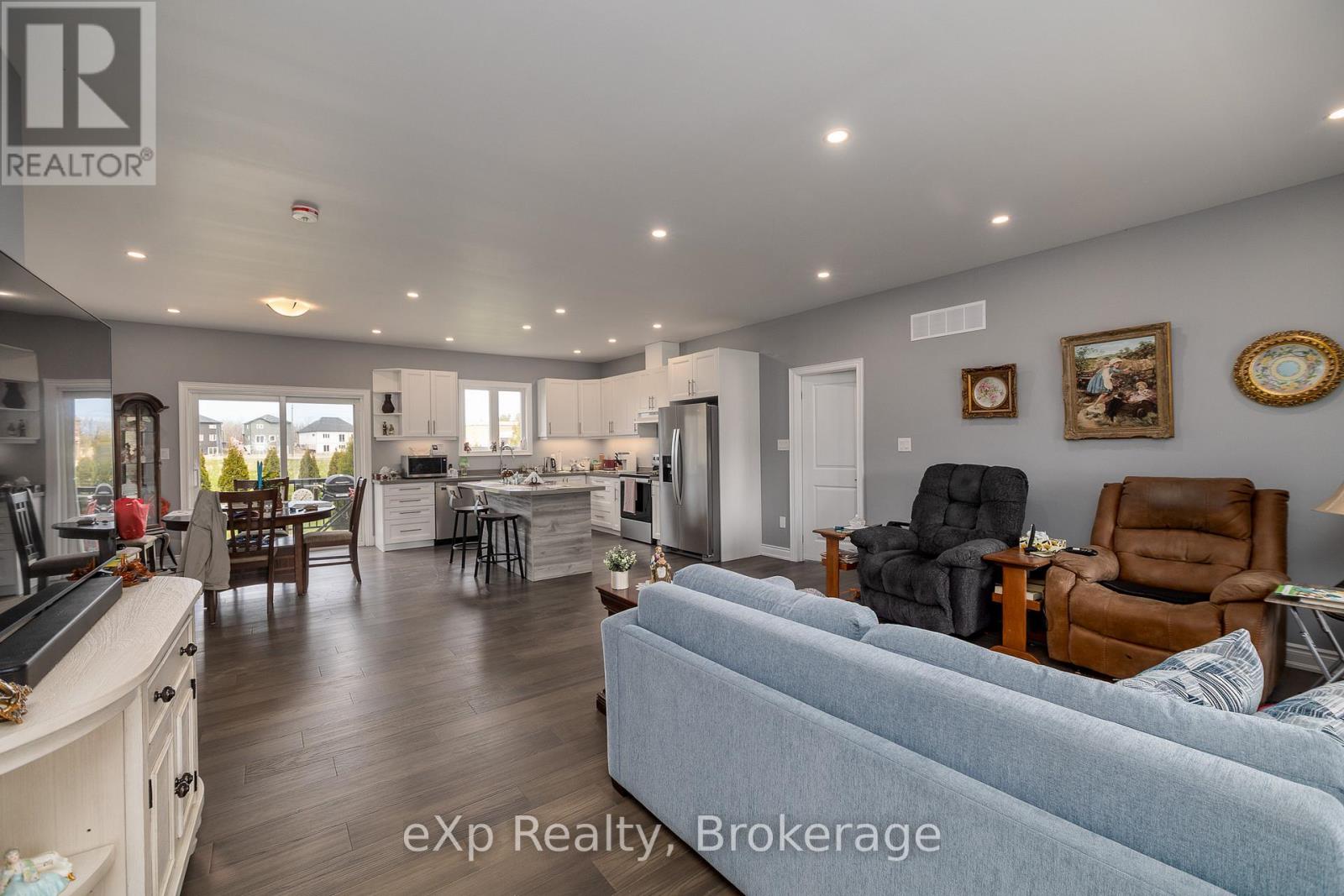 43 COUNTRY CRESCENT - 5