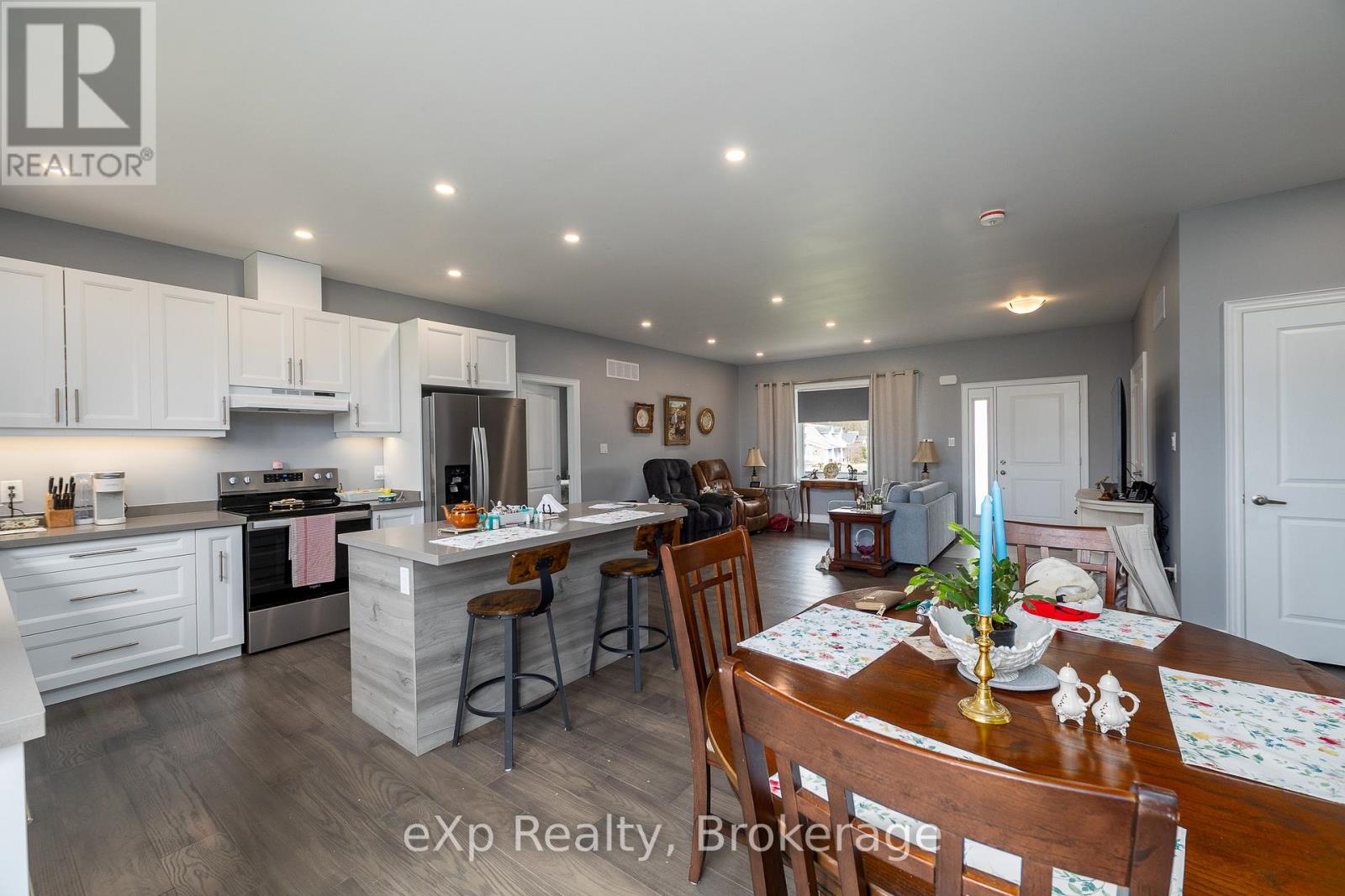 43 COUNTRY CRESCENT - 8