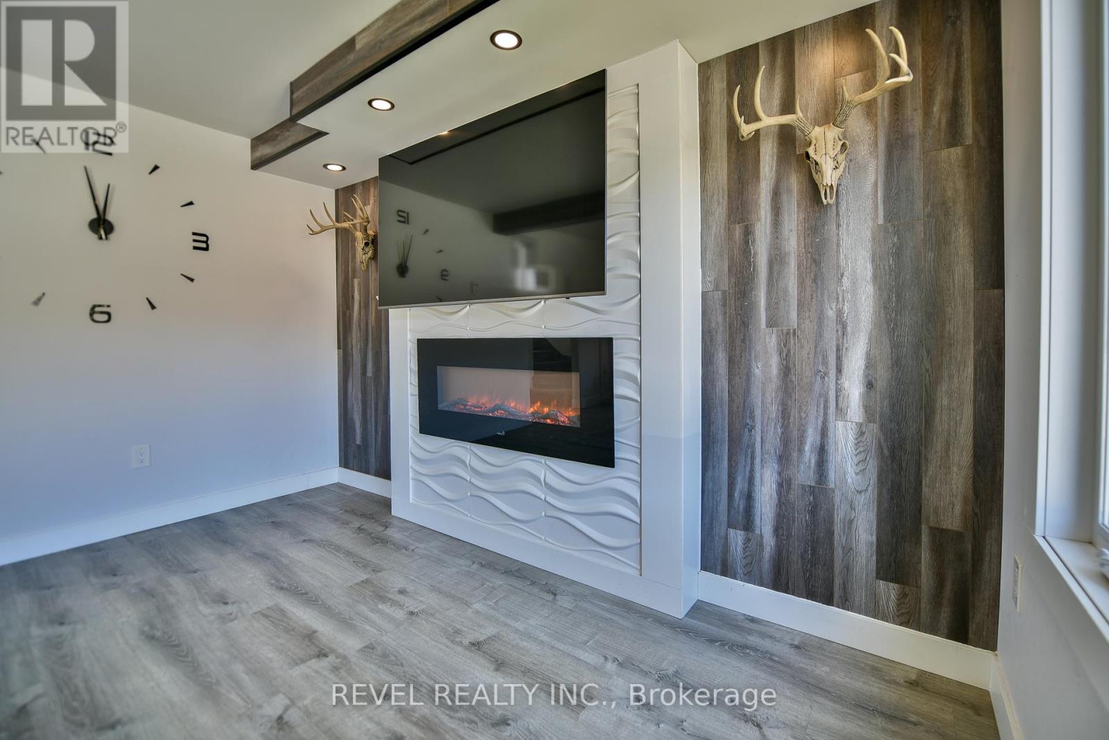 49 REA STREET N - 23