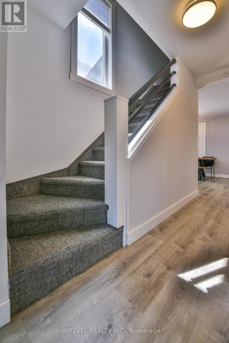 49 REA STREET N - 25