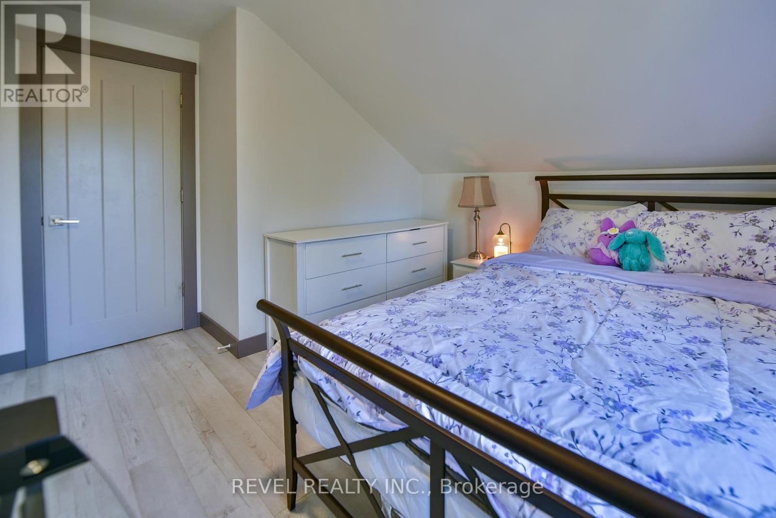 49 REA STREET N - 35
