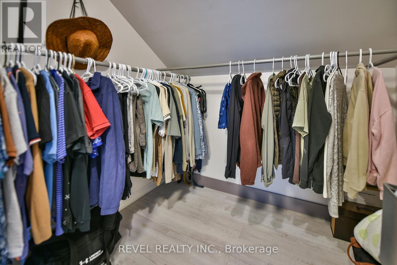 49 REA STREET N - 32