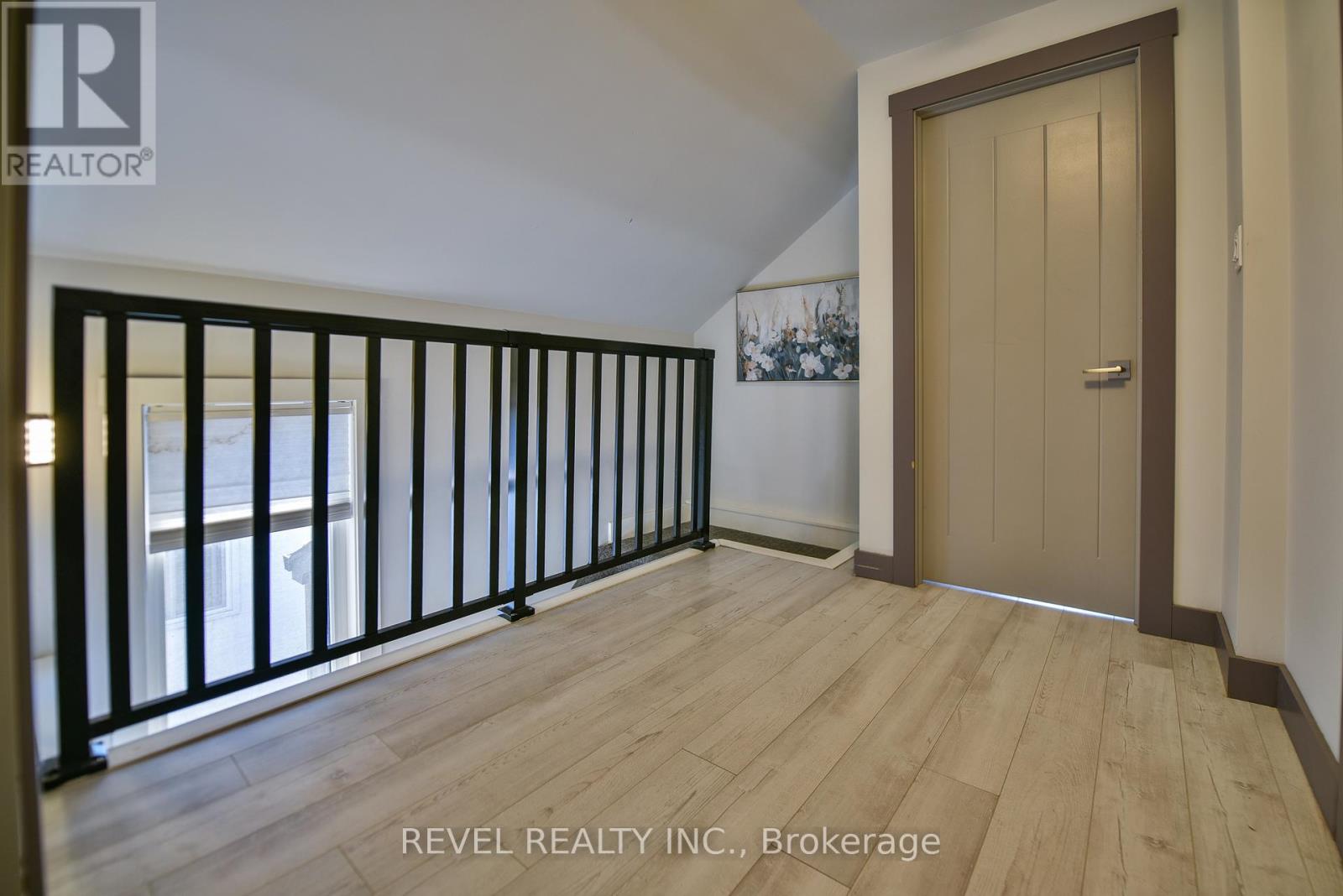 49 REA STREET N - 28