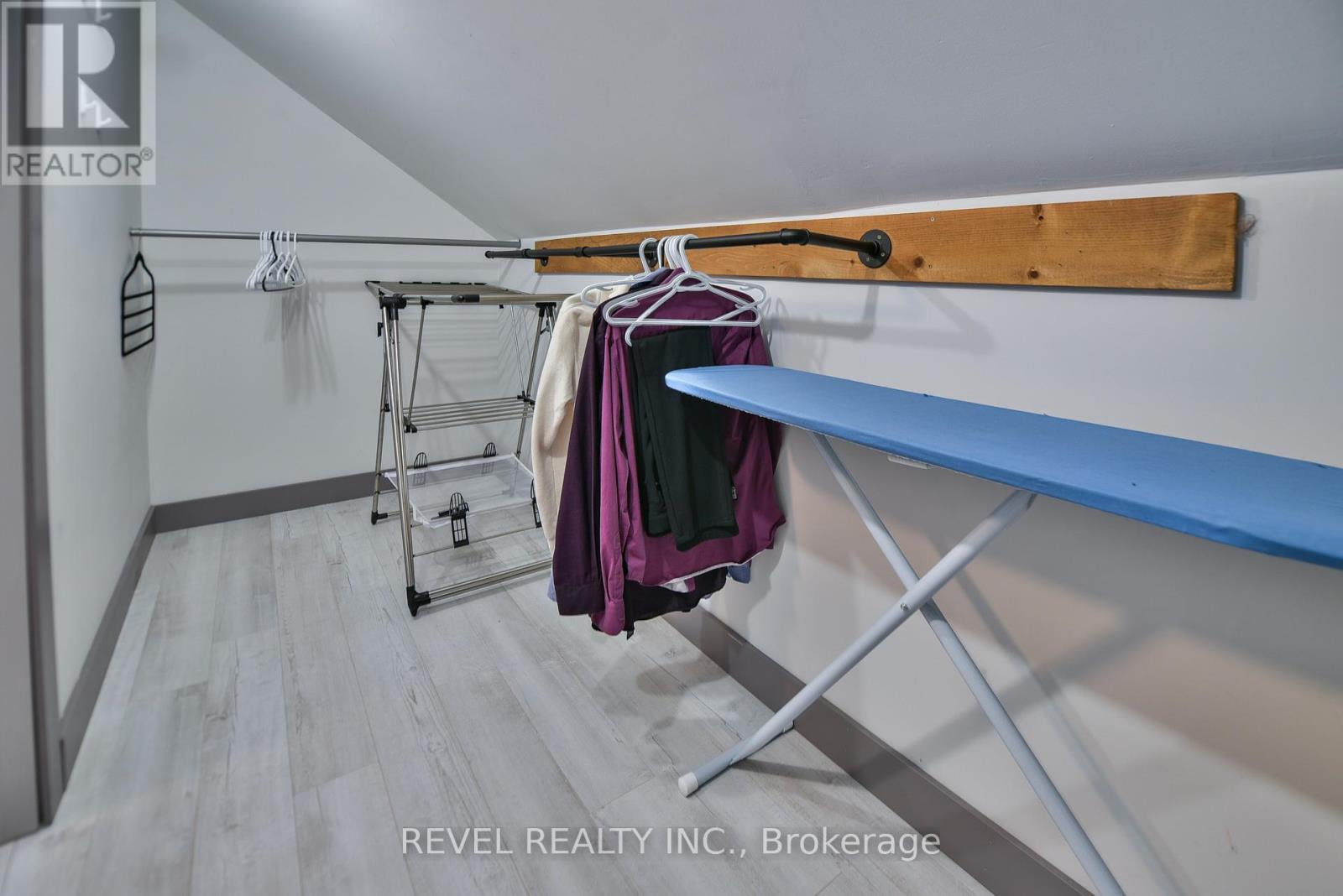 49 REA STREET N - 36