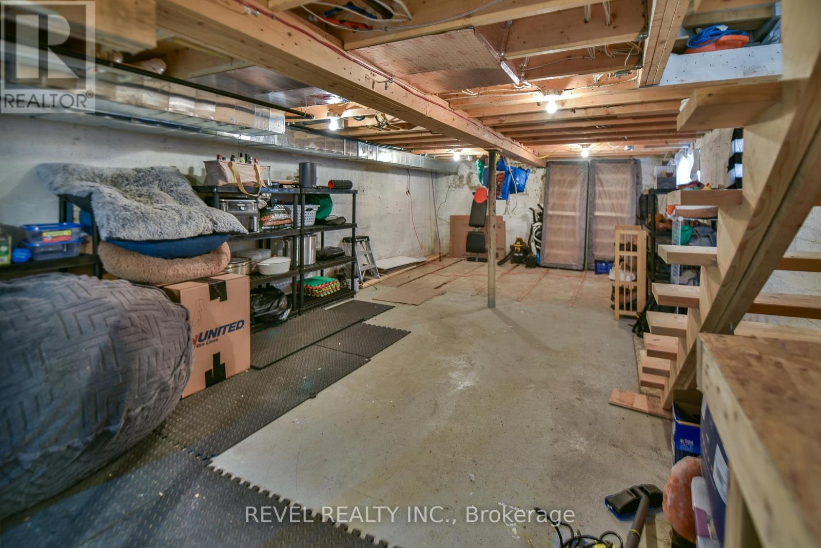 49 REA STREET N - 38