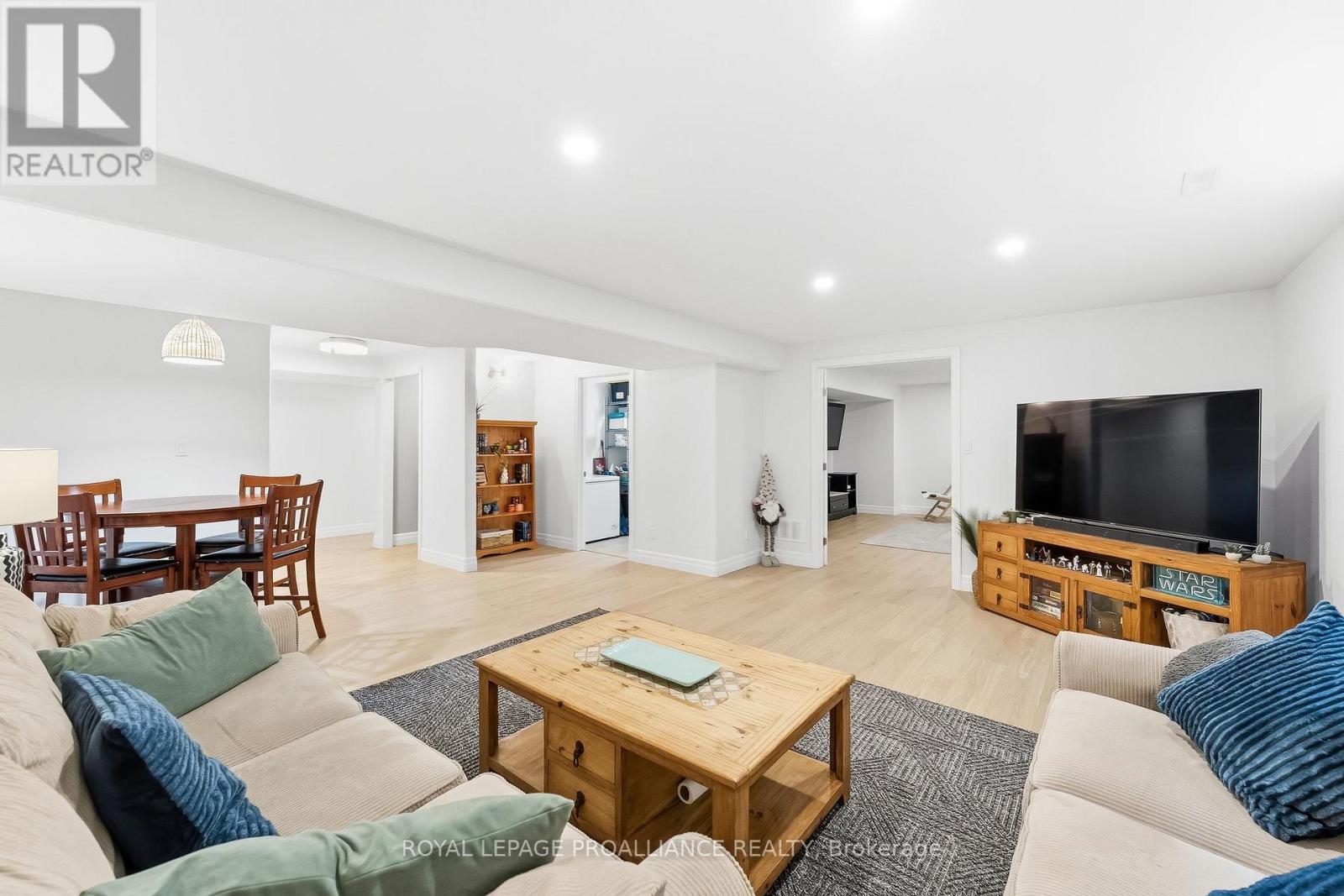 82 ESSEX DRIVE - 27