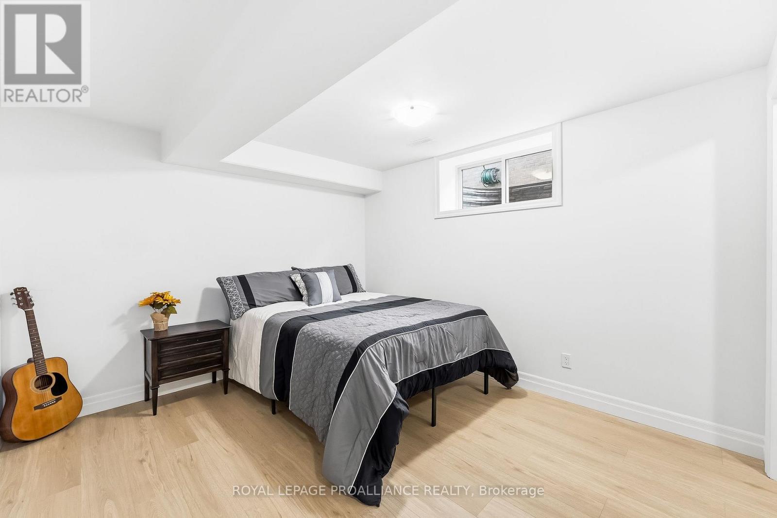 82 ESSEX DRIVE - 32