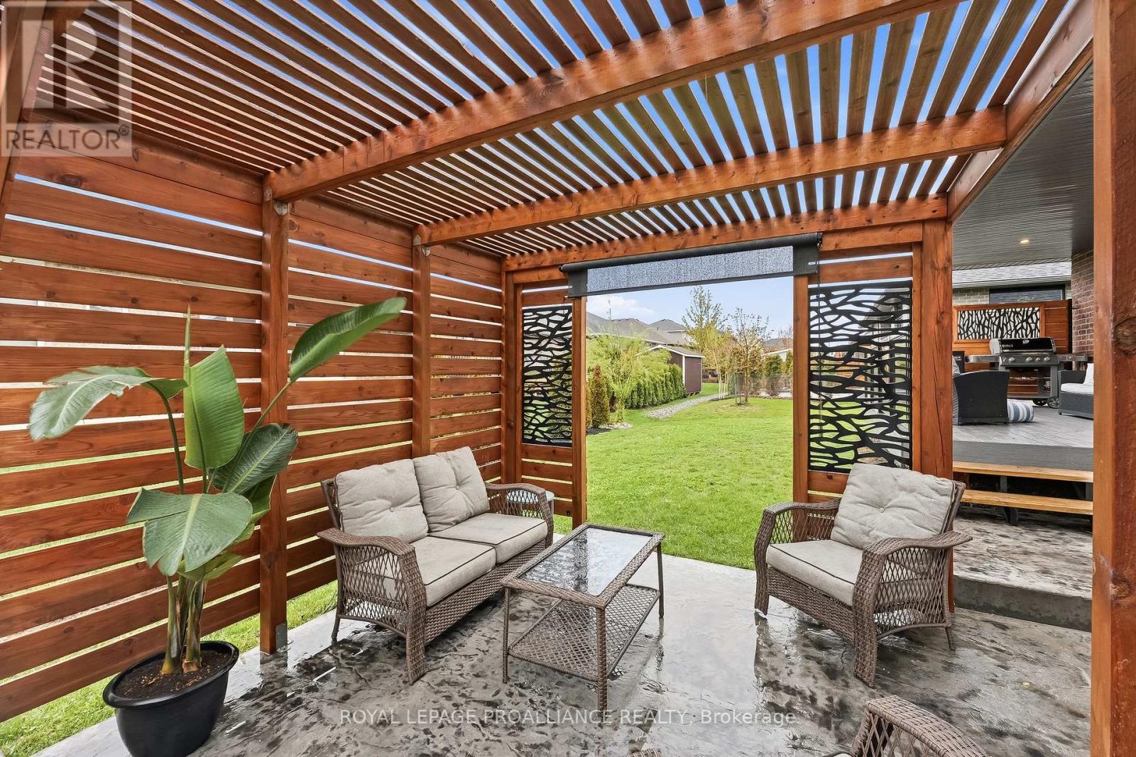 82 ESSEX DRIVE - 43