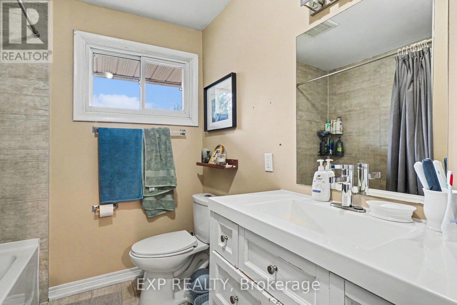 885 PINEWOOD CRESCENT - 10
