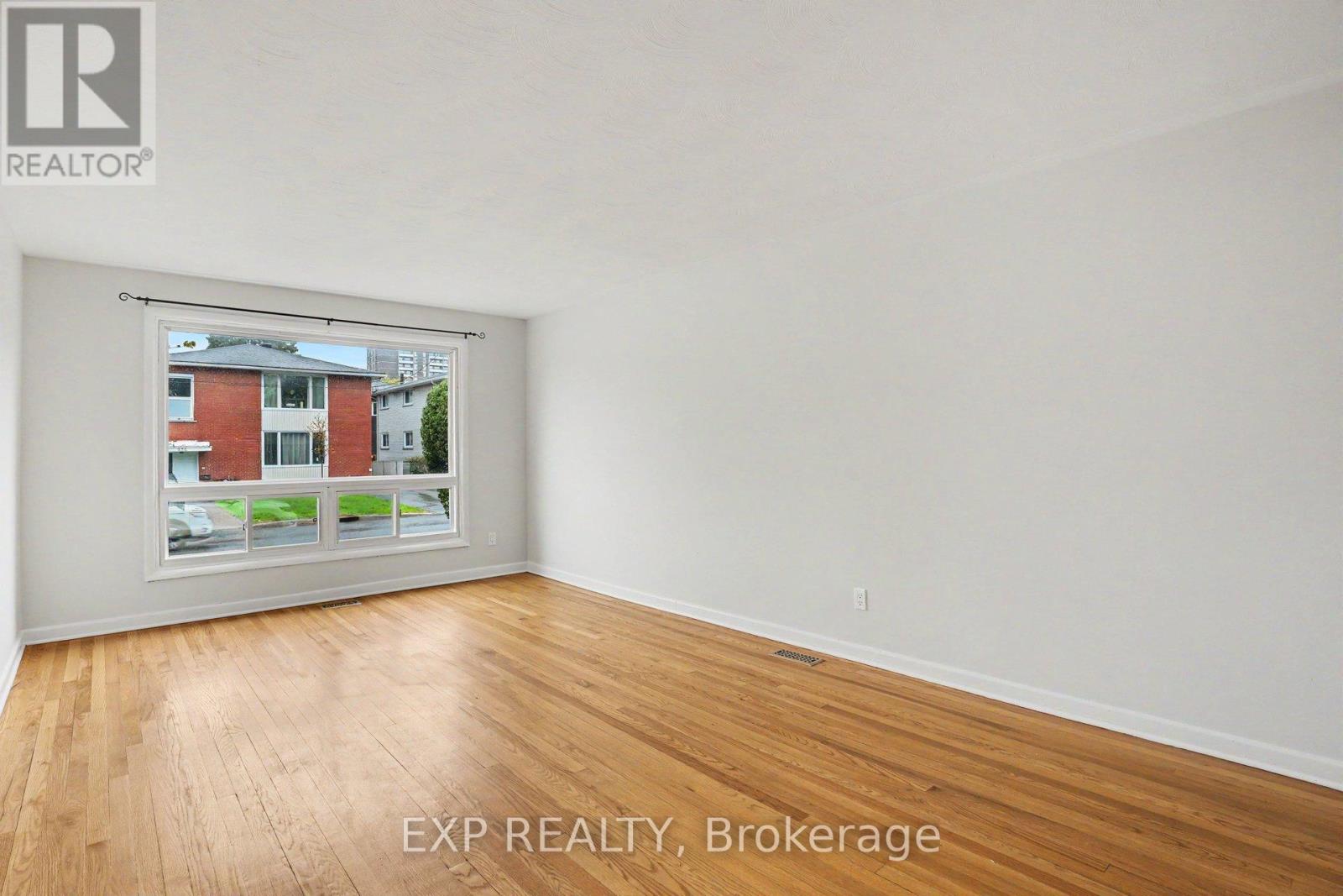 885 PINEWOOD CRESCENT - 12