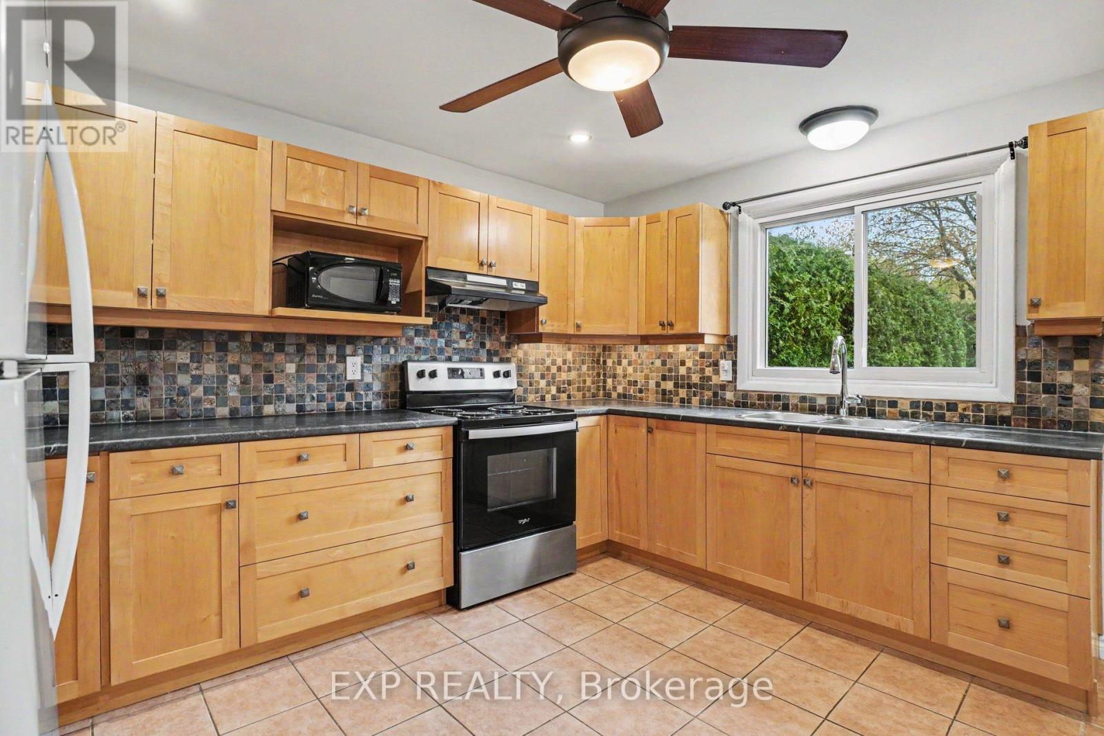 885 PINEWOOD CRESCENT - 14