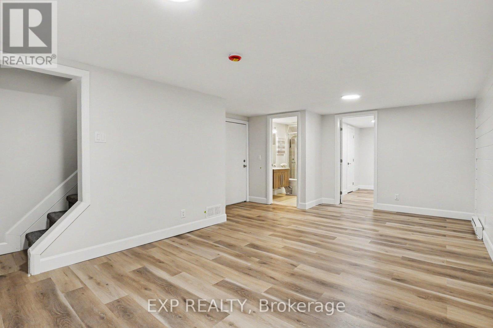 885 PINEWOOD CRESCENT - 23