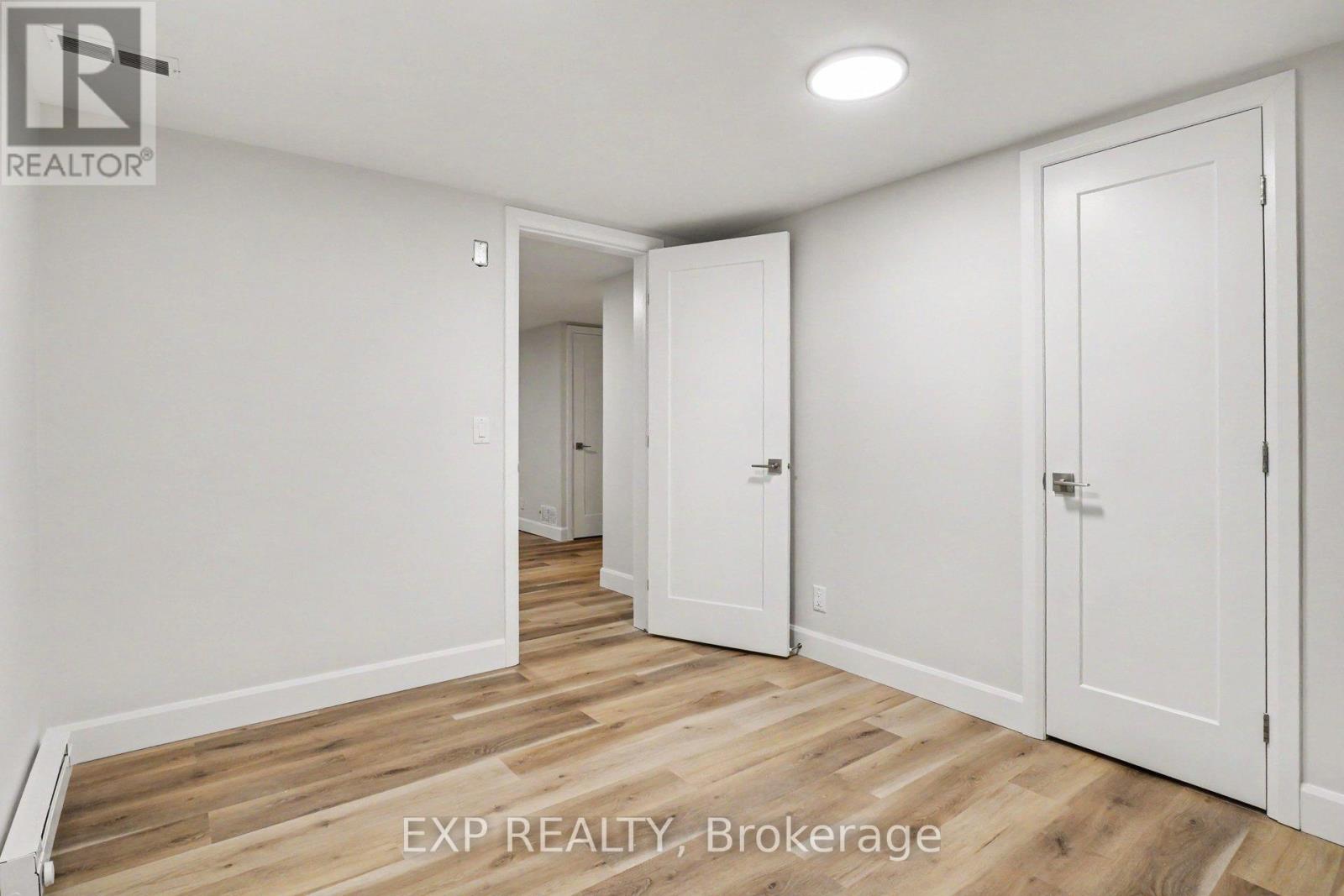 885 PINEWOOD CRESCENT - 27