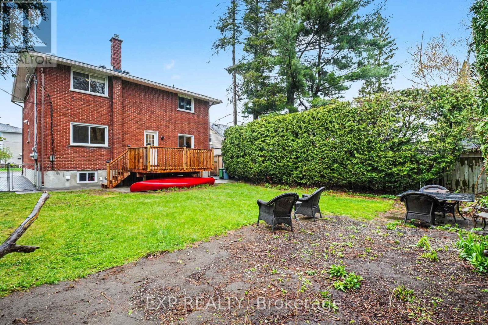885 PINEWOOD CRESCENT - 29