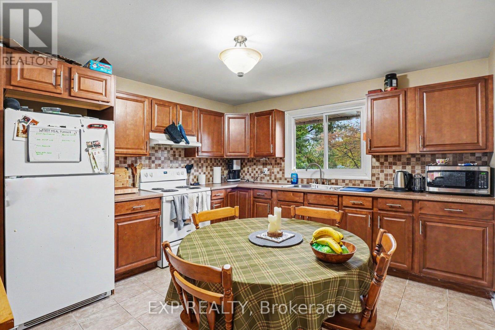 885 PINEWOOD CRESCENT - 7