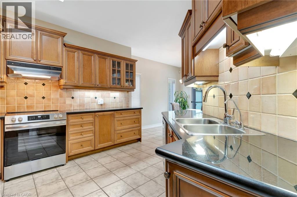 18 WOODMANS Court, Kitchener, Ontario, N2P2B2 — Photo 11