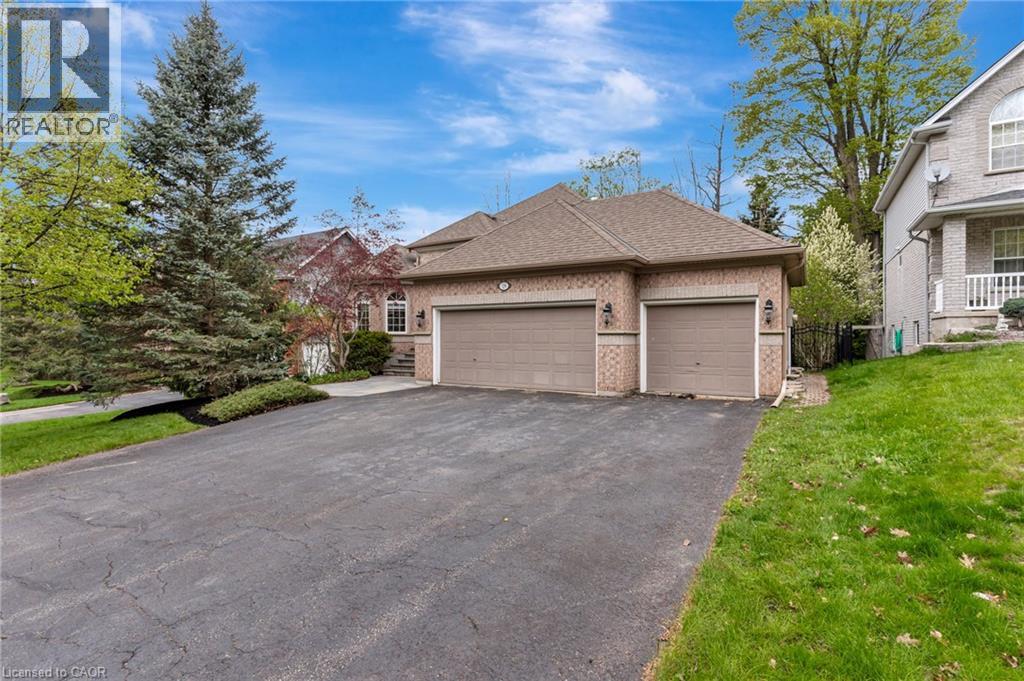 18 WOODMANS Court, Kitchener, Ontario, N2P2B2 — Photo 2