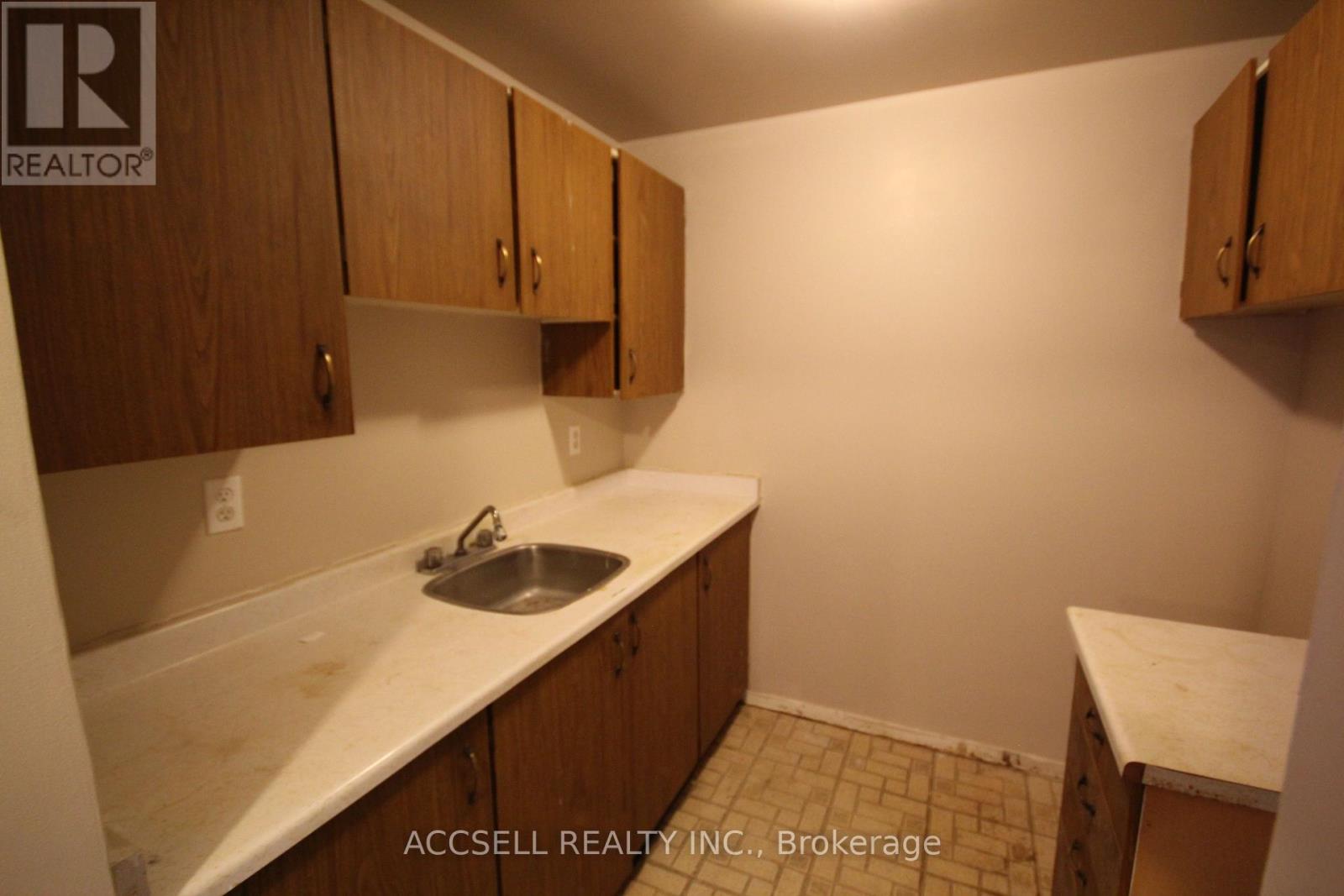 #212 276 MERRITT AVENUE - 10