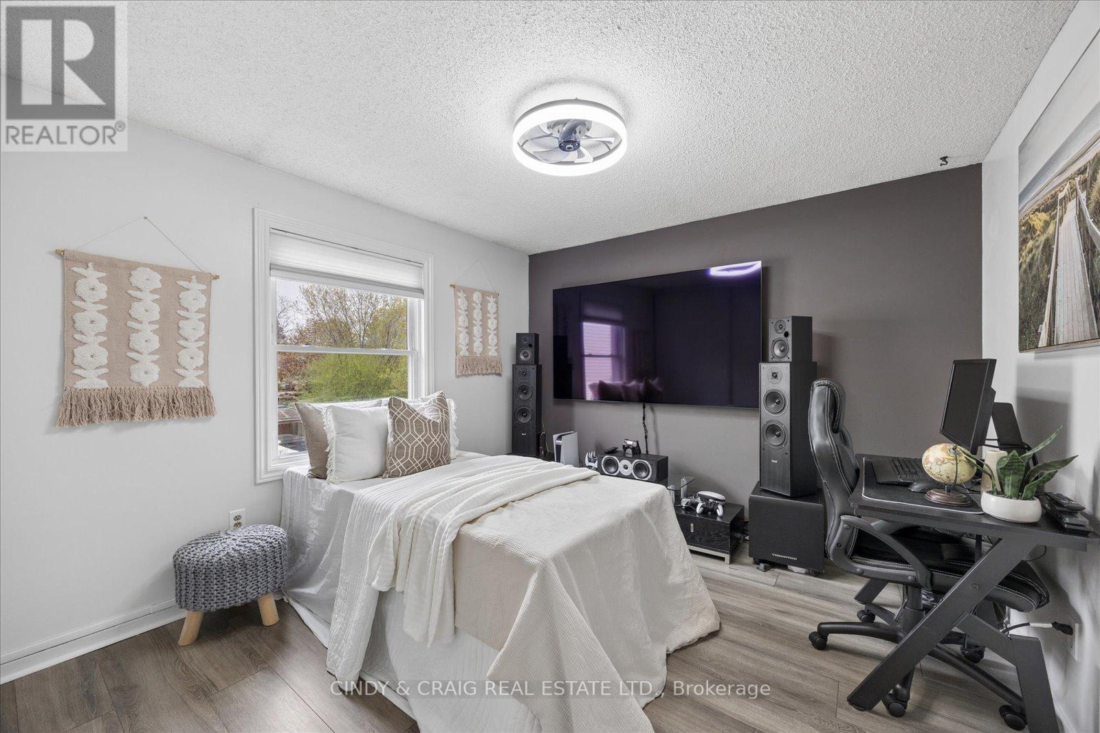31 HILLHURST CRESCENT - 12