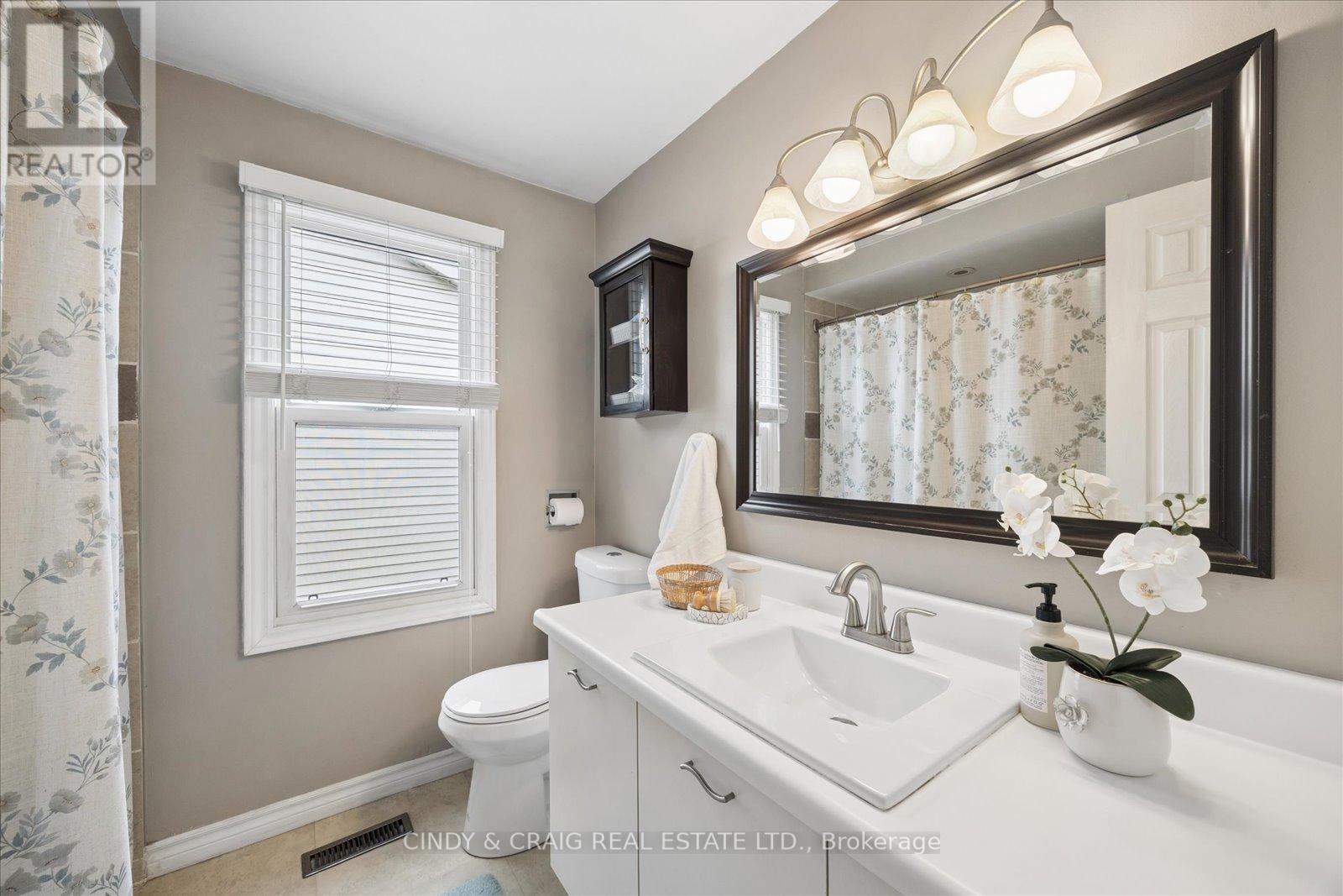 31 HILLHURST CRESCENT - 13