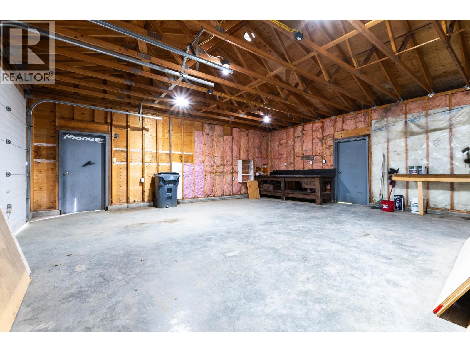 4608 CROCUS CRESCENT - 34
