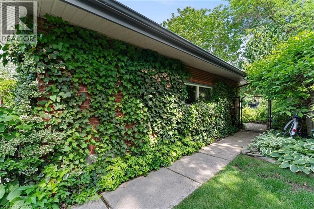 7 GLENAYR Place - 44