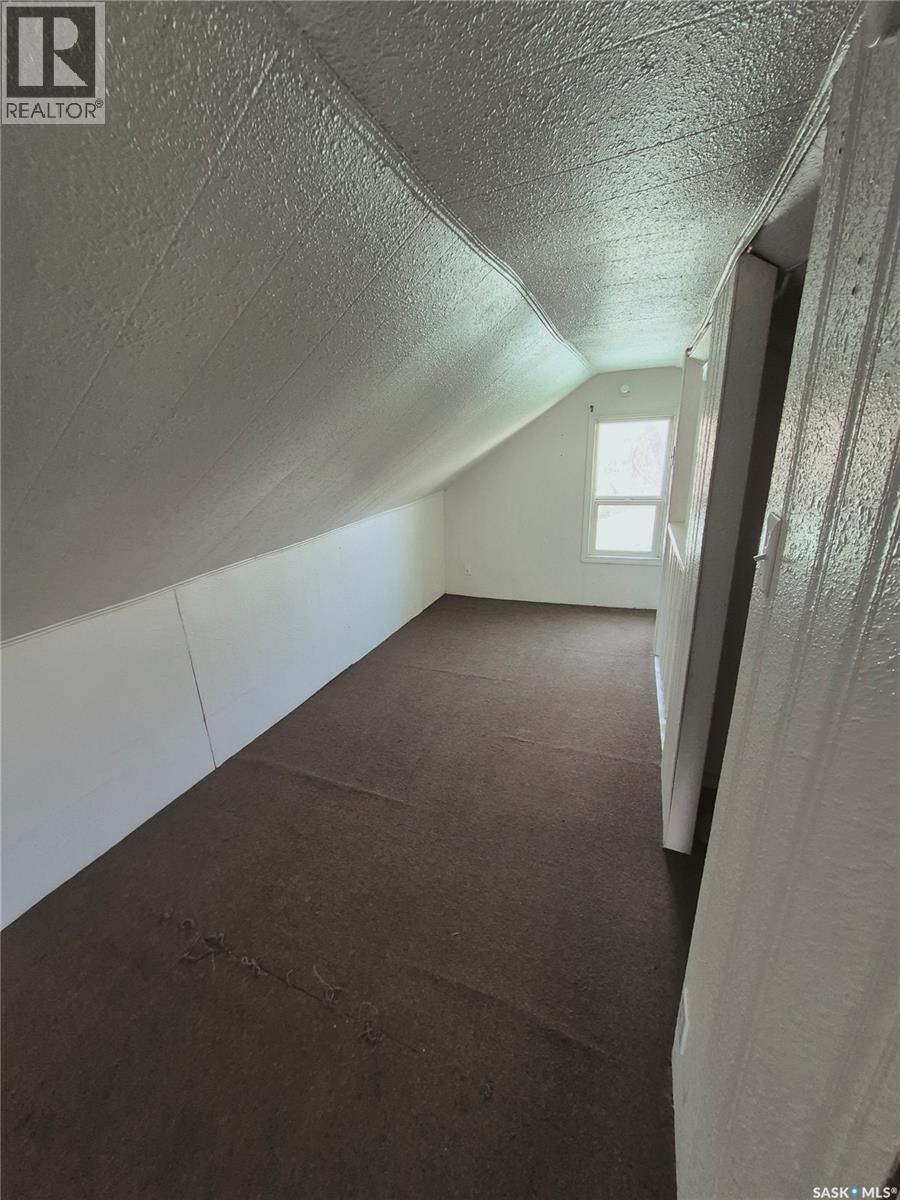 407 3rd STREET E - 11