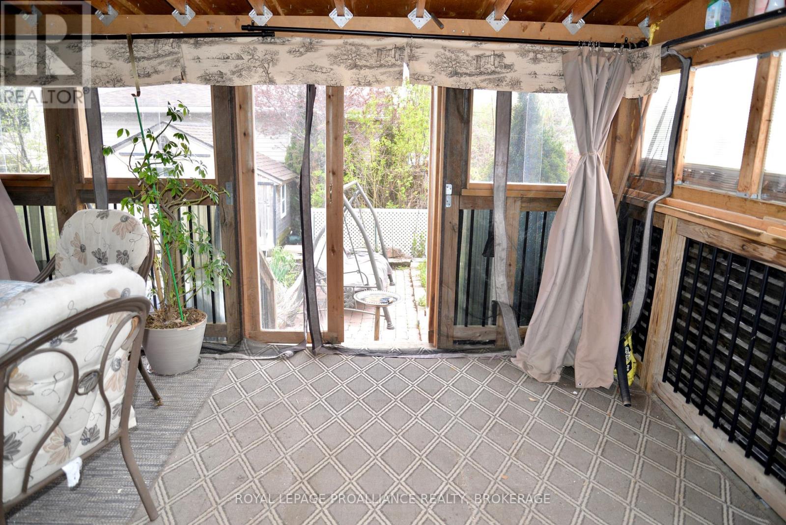 1031 RAINBOW CRESCENT - 32