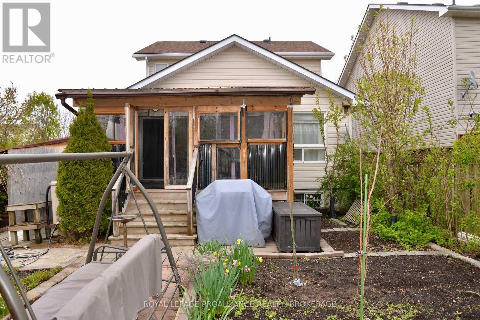 1031 RAINBOW CRESCENT - 37