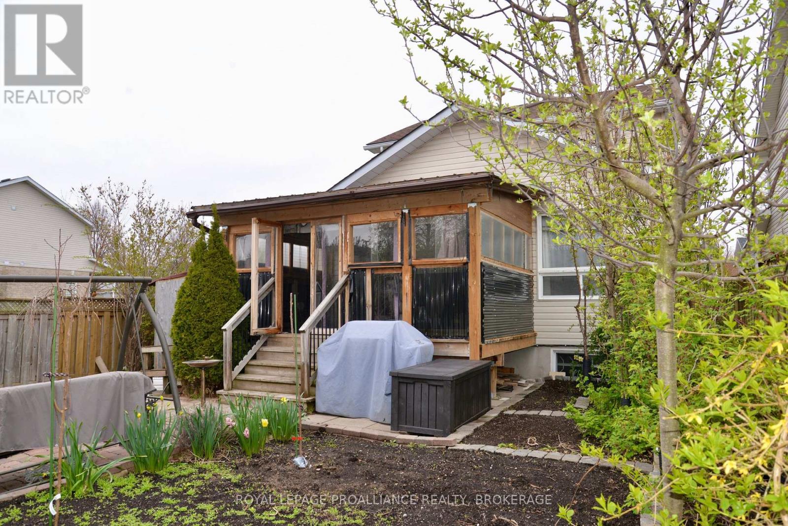1031 RAINBOW CRESCENT - 38