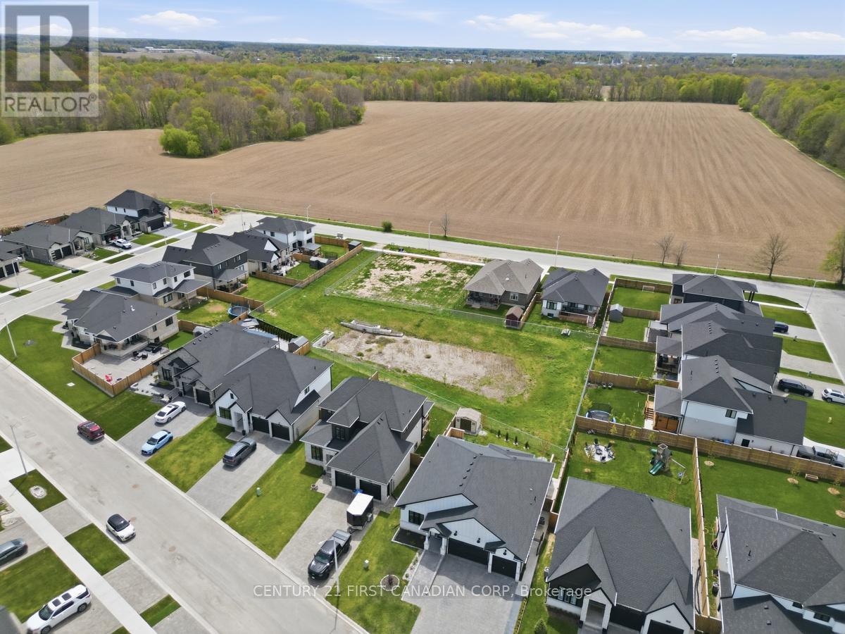 31 BRISCOE CRESCENT, Strathroy-Caradoc (SE) — photo 3