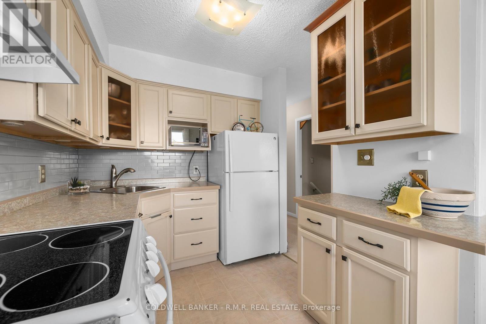 #5 373 D'ARCY STREET - 10