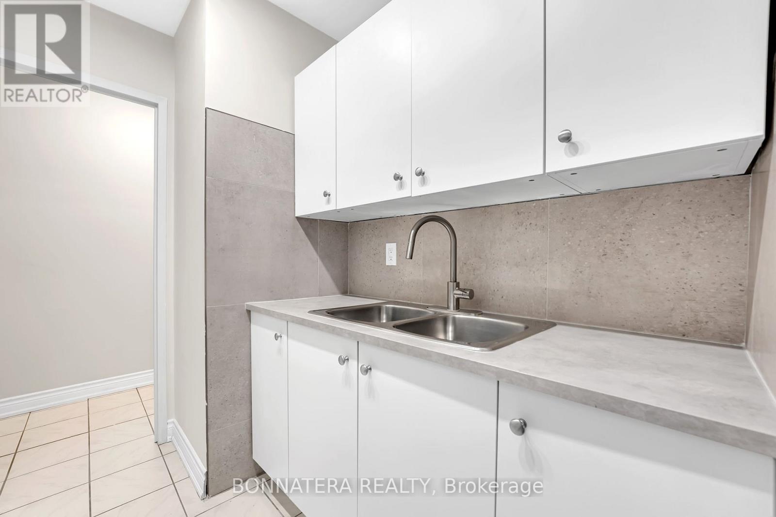 #905 3065 QUEEN FREDERICA DRIVE - 10
