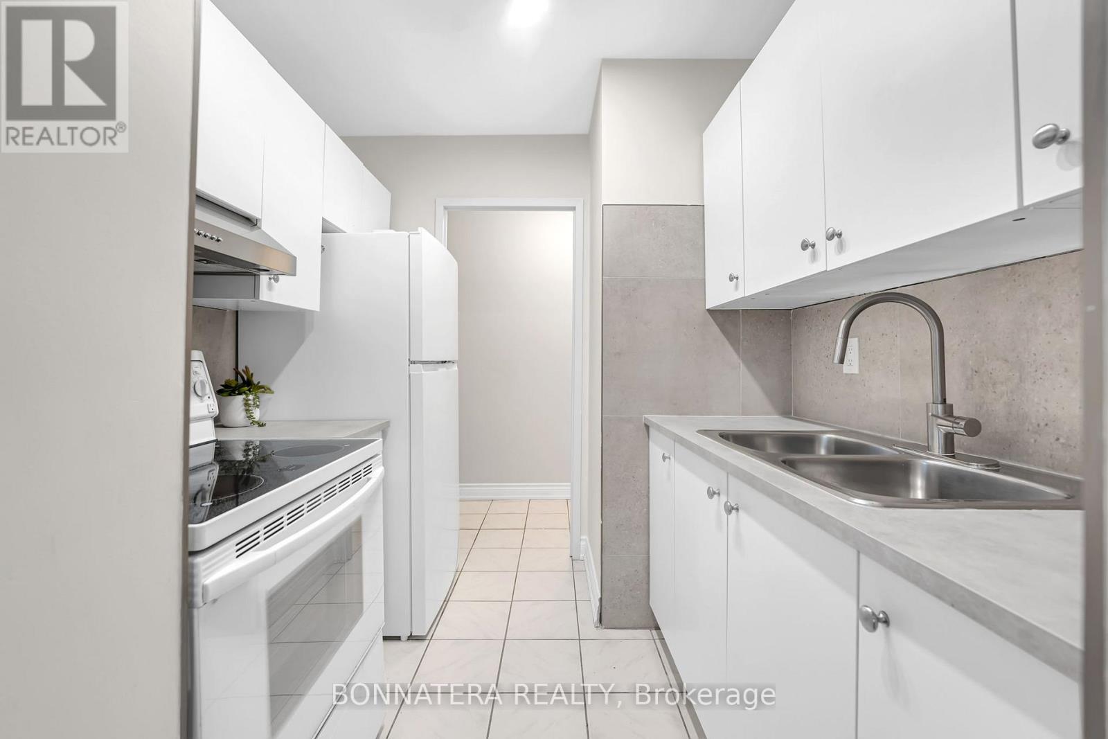 #905 3065 QUEEN FREDERICA DRIVE - 11
