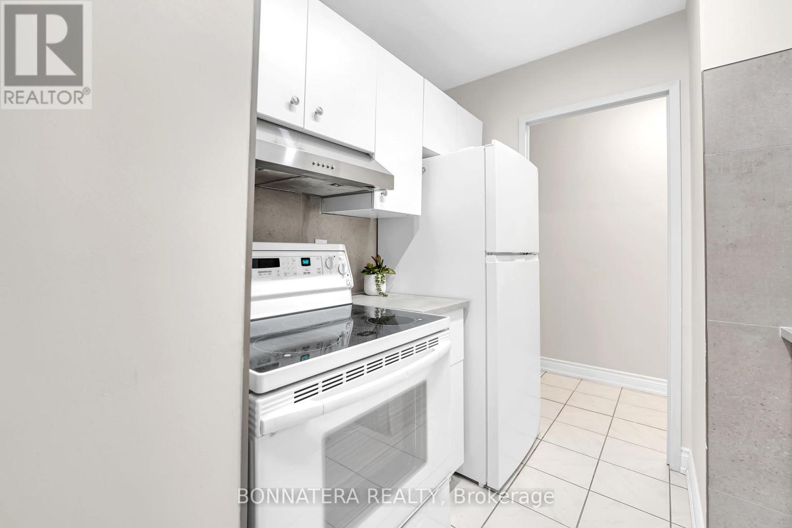 #905 3065 QUEEN FREDERICA DRIVE - 12