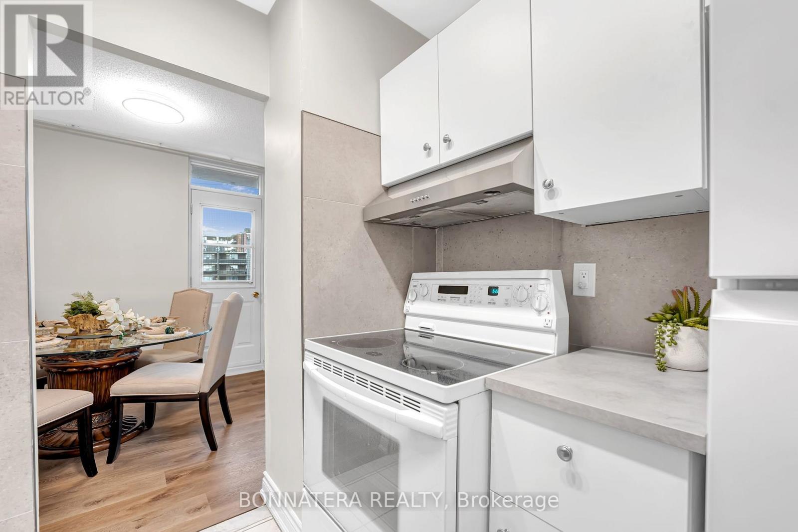 #905 3065 QUEEN FREDERICA DRIVE - 13