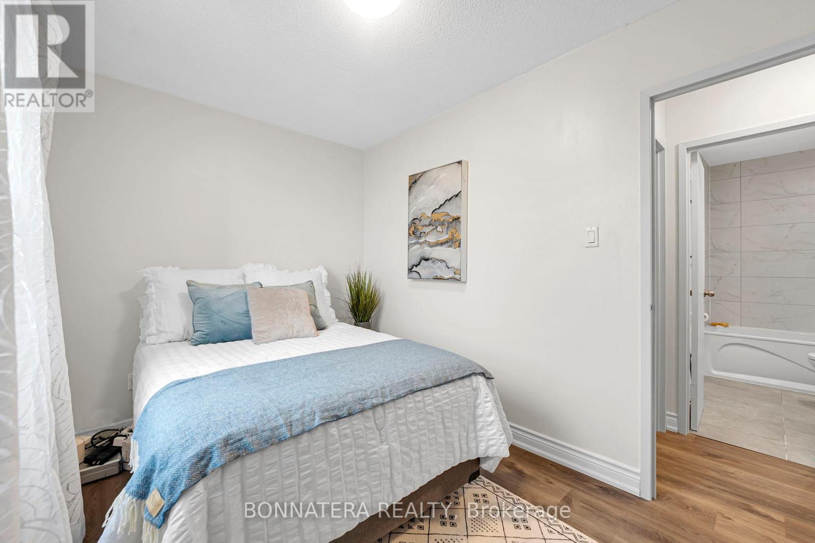 #905 3065 QUEEN FREDERICA DRIVE - 21