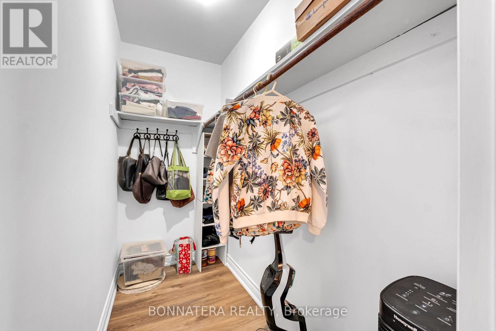 #905 3065 QUEEN FREDERICA DRIVE - 27
