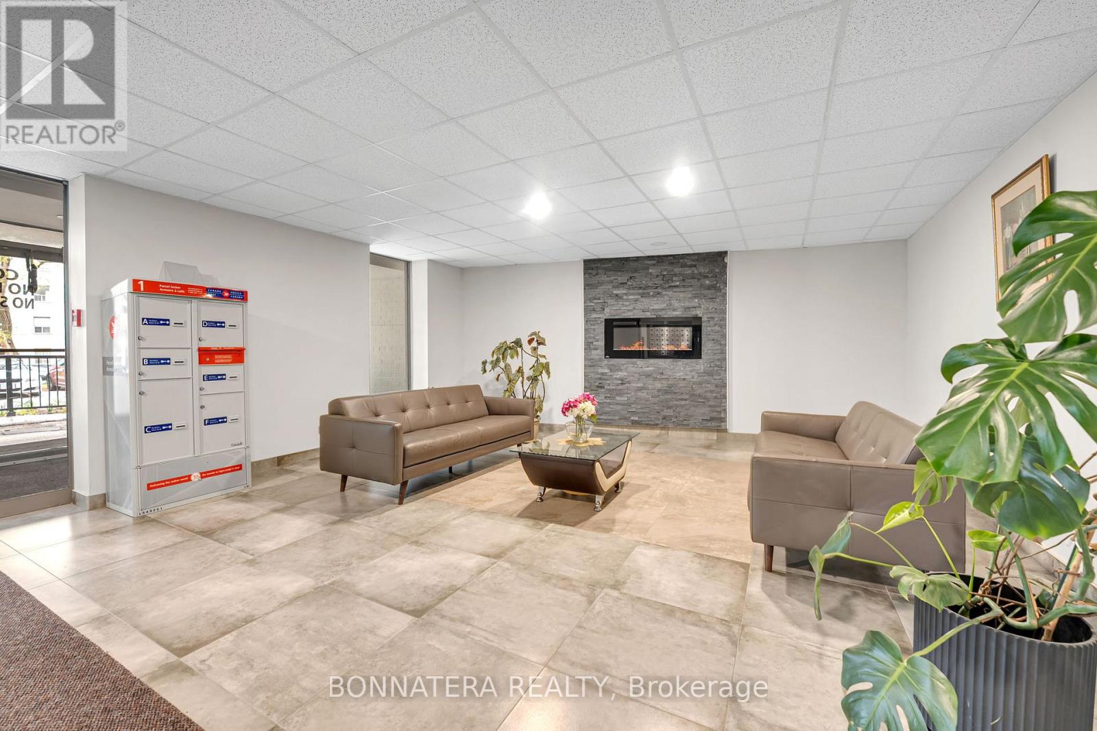 #905 3065 QUEEN FREDERICA DRIVE - 28