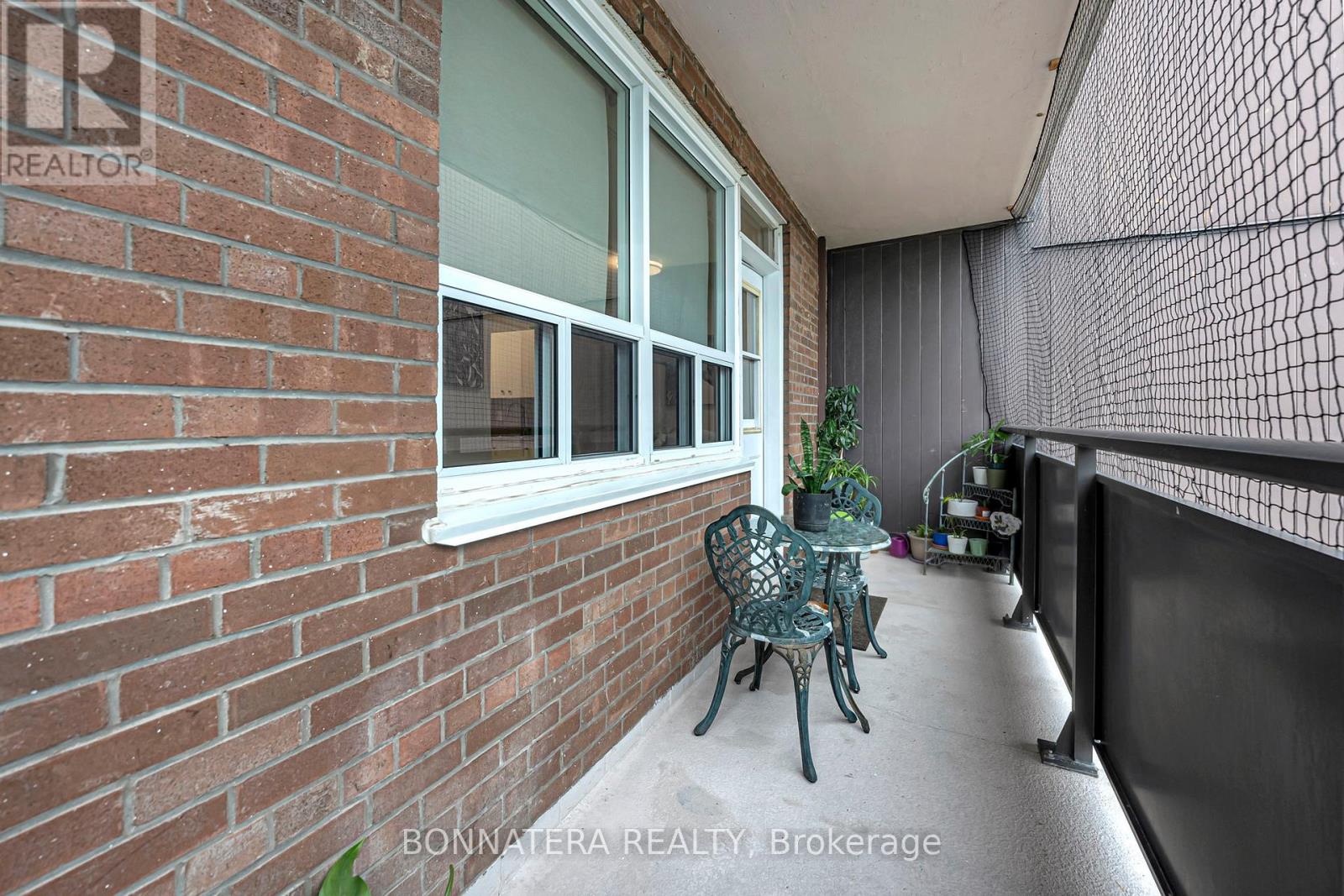 #905 3065 QUEEN FREDERICA DRIVE - 32