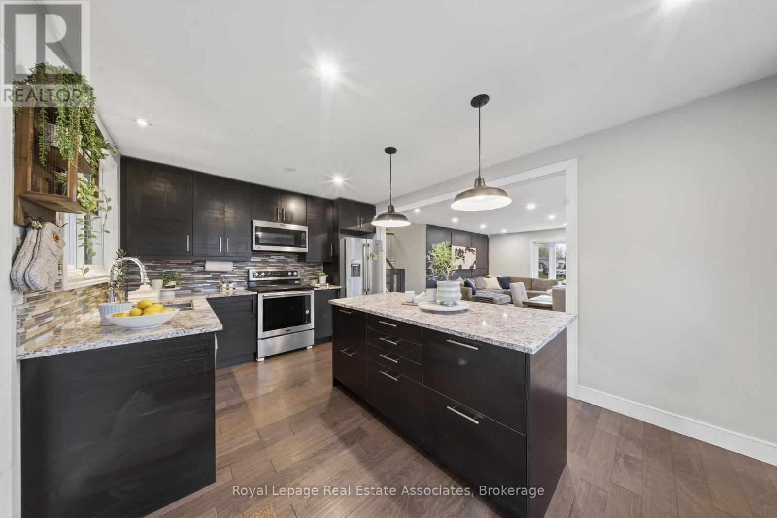 118 PARKVIEW DRIVE - 18