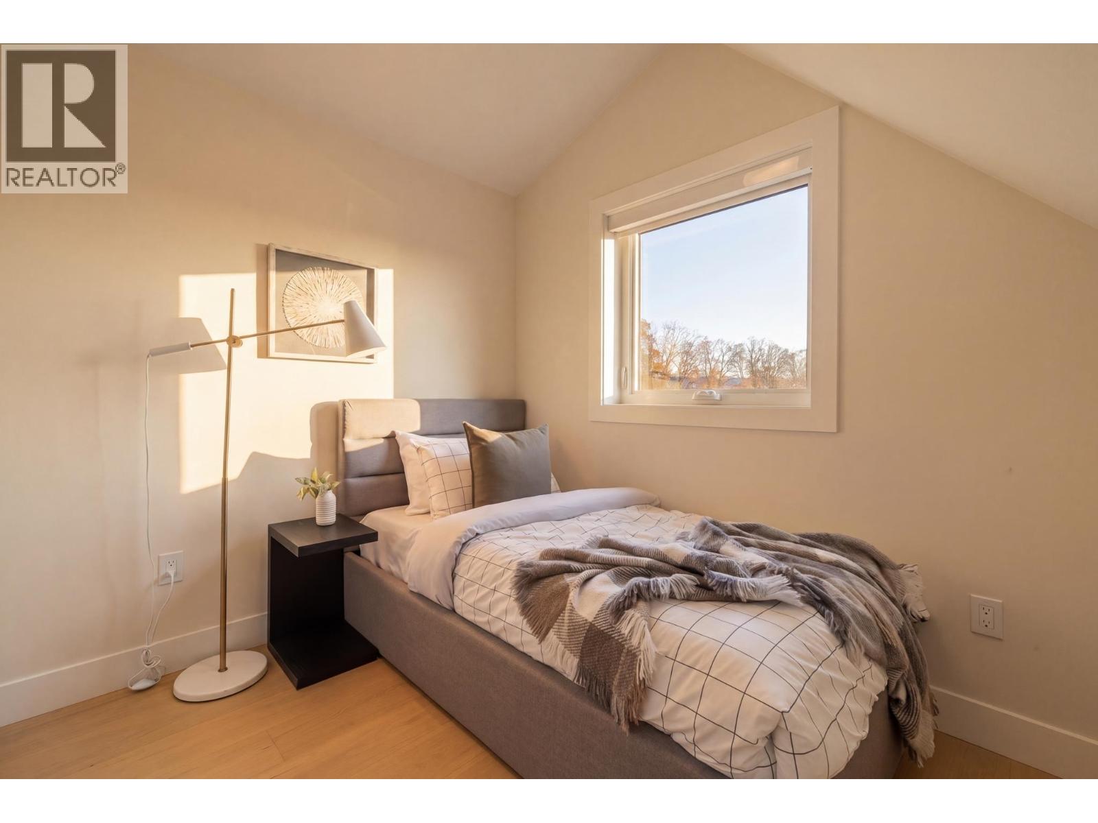 2 1937 TEMPLETON DRIVE, Vancouver