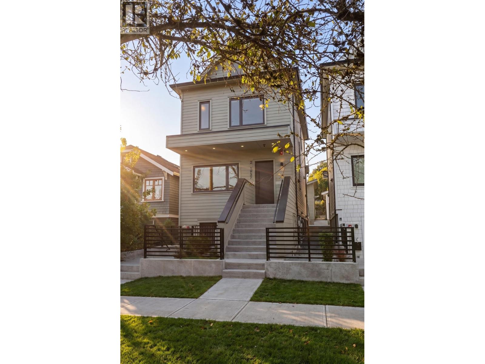 2 1937 TEMPLETON DRIVE, Vancouver