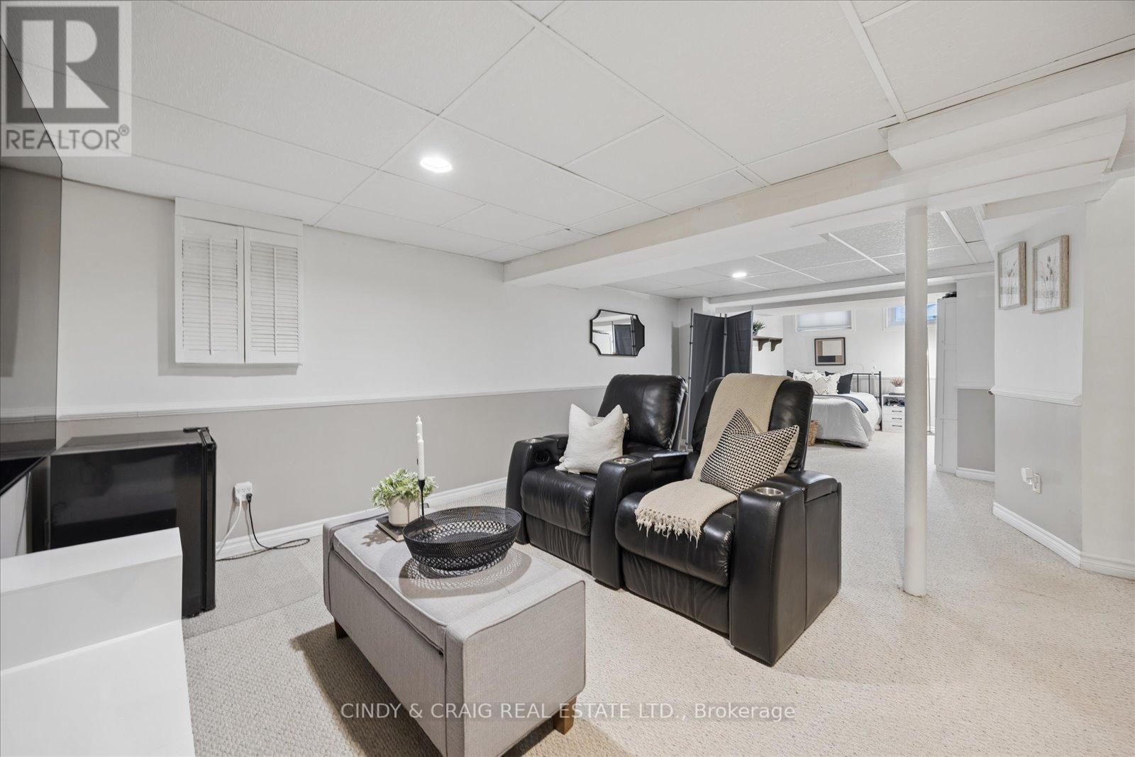 31 HILLHURST CRESCENT - 16