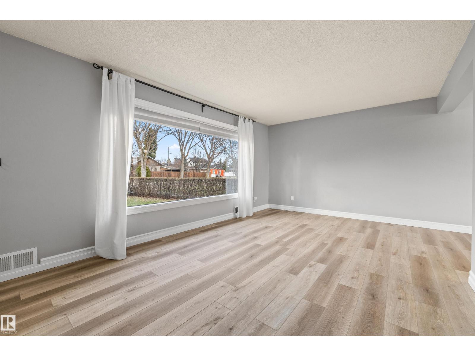 7927 71 AV NW - 14