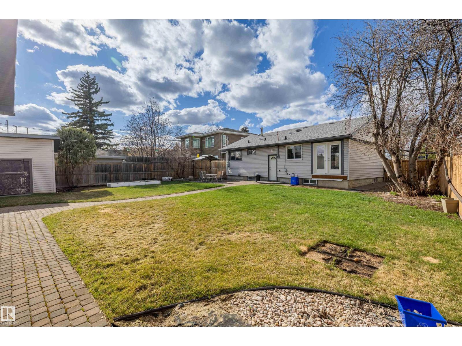7927 71 AV NW - 35
